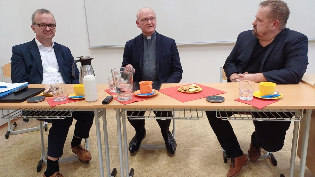 image:Image Teologové Albert-Peter Rethmann a P. Jaroslav Brož a moderátor Petr Fišer (zleva).