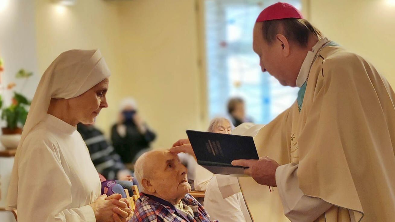 image:Image Biskup Pavel Posád žehnal pacientům prachatického hospice a Domova sv. Vojtěchy.