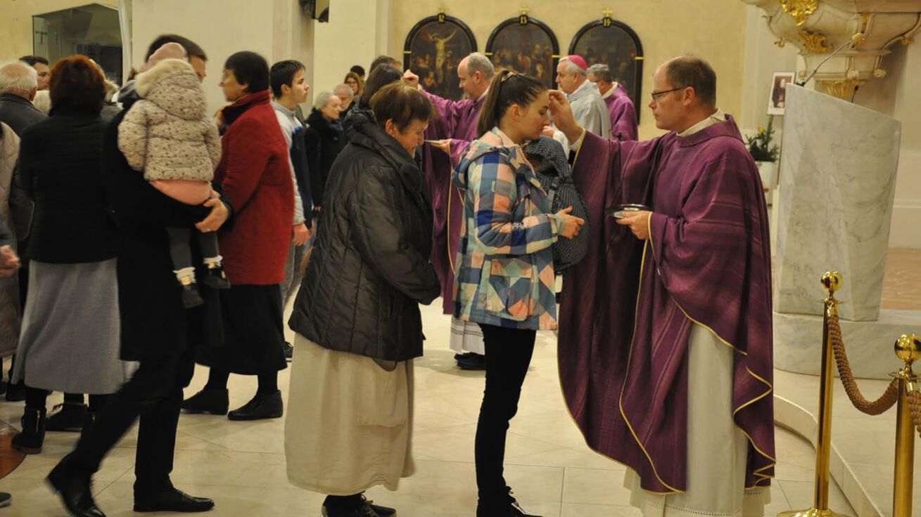 image:Image V katedrále se ve středu vpodvečer uděloval popelec na znamení pokání.