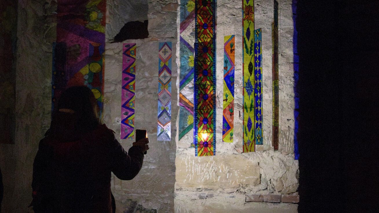 image:Image Rozjímání o sv. Zdislavě podněcuje stínohra v podzemí vedoucím k jejímu hrobu.