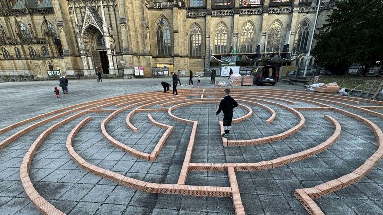 image:Image V Rakousku k postnímu období nedílně patří postní plátna a instalace – například tento „Postní labyrint“ před katedrálou v Linci. Podle místního kaplana pro mládež Ansona Samuela symbolizuje „obraz života, plného zakřivení a nečekaných obratů“.