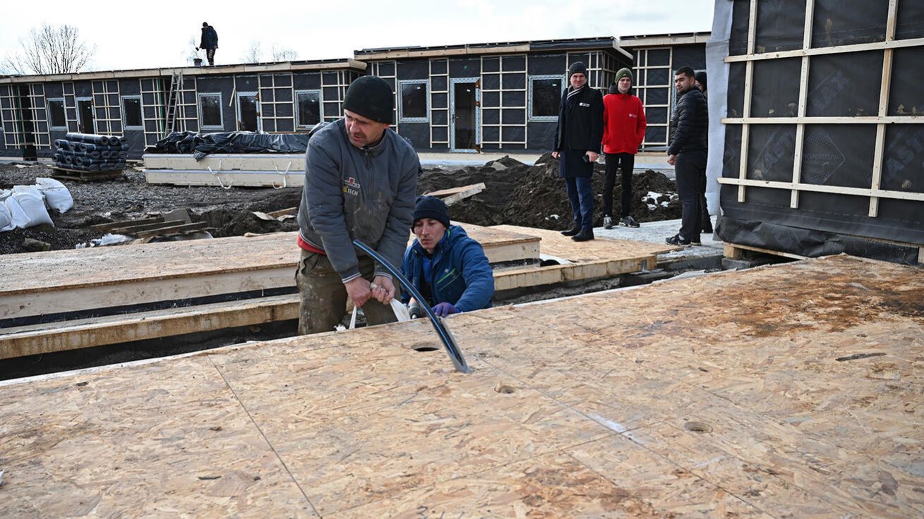 image:Image Modulární domky umožňují uprchlíkům důstojně bydlet.