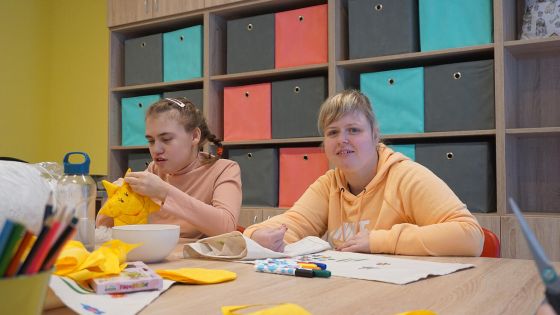 image:Image Každý den mají klienti naplánovanou jinou činnost, například šití, pletení nebo keramiku.