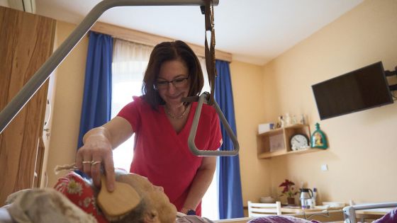 image:Image „Pokud chceme poskytovat individuální péči, musíme pacienta znát co nejlépe,“ ví zdravotní sestra lůžkového Hospice Anežky České Jana Janoušková.