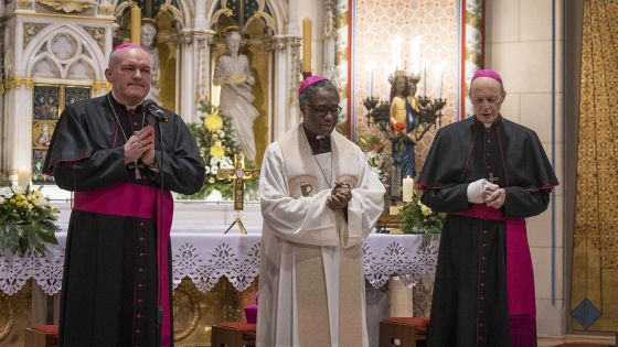 image:Image Jmenování nového arcibiskupa oznámil apoštolský nuncius Jude Thaddeus Okolo, přihlížel mu i biskup Antonín Basler.