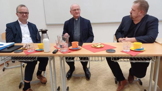 image:Image Teologové Albert-Peter Rethmann a P. Jaroslav Brož a moderátor Petr Fišer (zleva).