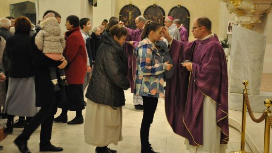 image:Image V katedrále se ve středu vpodvečer uděloval popelec na znamení pokání.
