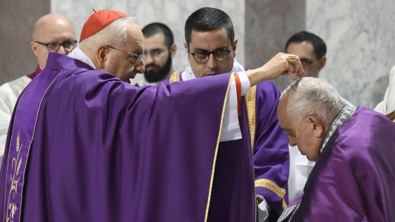 image:Image PAPEŽ FRANTIŠEK DOSTÁVÁ POPELEC. Tento týden pozastavuje veřejné aktivity a spolu s kardinály, představenými dikasterií a dalších úřadů Římské kurie prožívá duchovní cvičení.