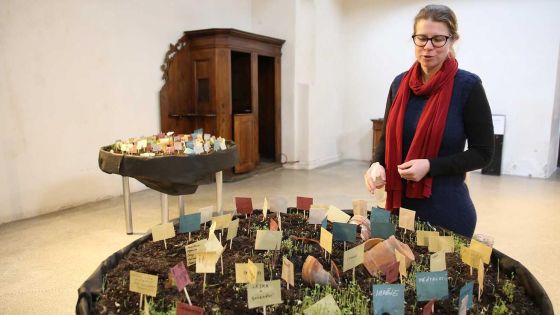 image:Image Postními intervencemi do liturgického prostoru se mnohé farnosti snaží hlouběji proniknout k podstatě postní doby. V klášteře bosých karmelitánů na pražském Hradčanském náměstí tak například smísili zeminu s popelcovým popelem a do této půdy vsadili „semínka naděje“. „Jejich růst symbolizuje naději, která narůstá s blížícími se Velikonocemi,“ říká mluvčí Fortny Hana Říhová.