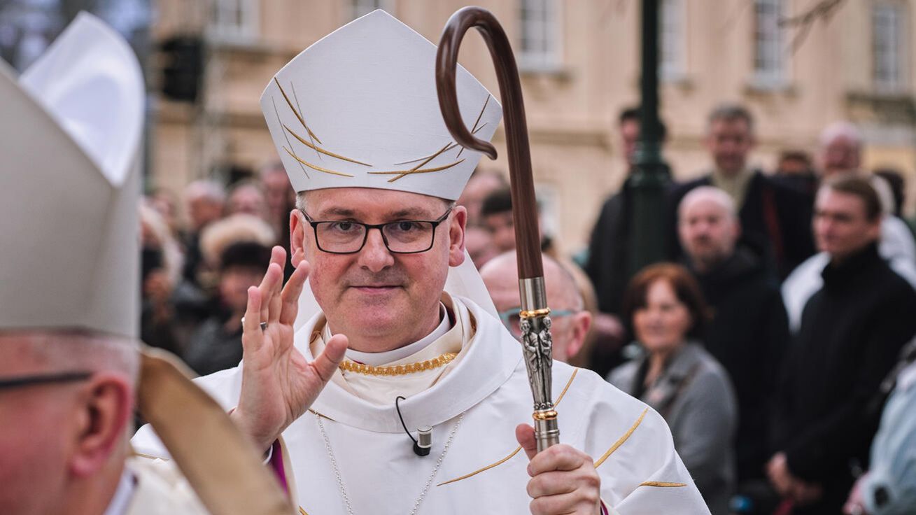 image:Image Nový biskup Stanislav Přibyl na závěr slavnosti všem požehnal.