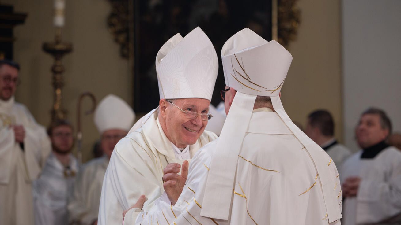 image:Image Kardinál Christoph Schönborn při pozdravení pokoje s novým biskupem Stanislavem Přibylem.