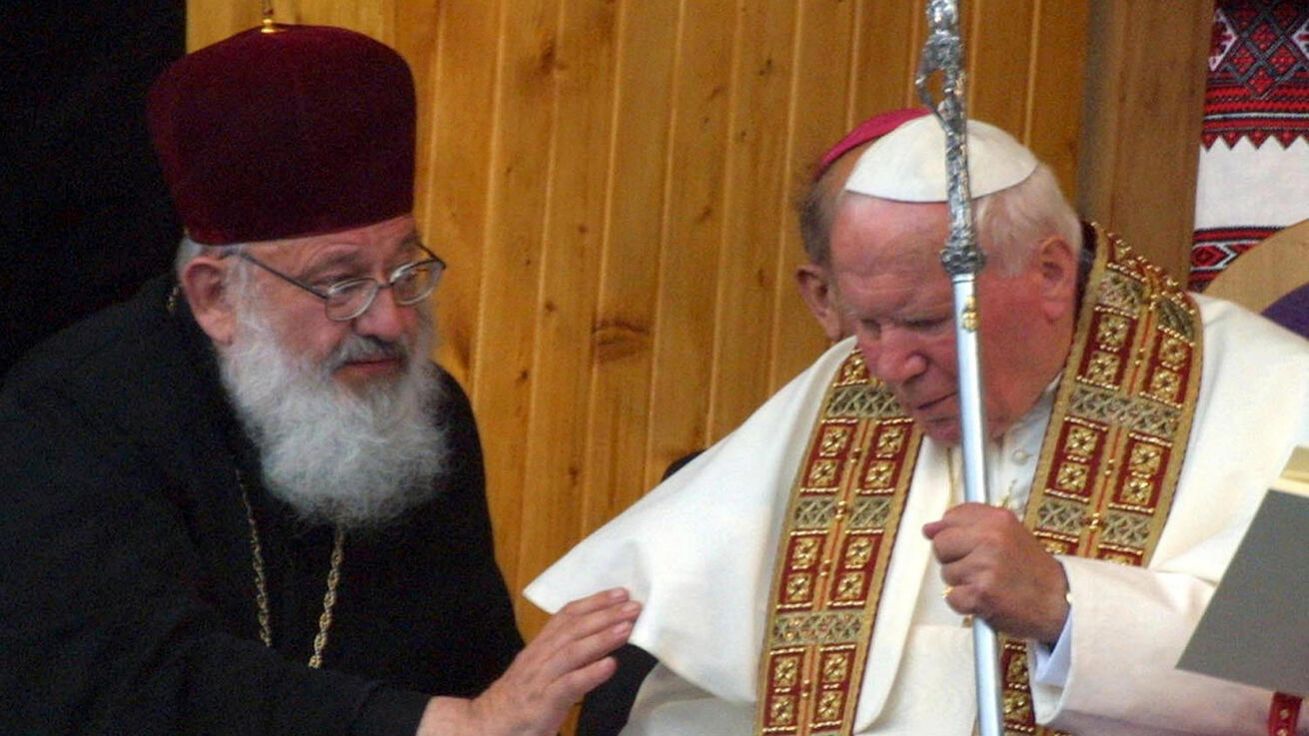 image:Image Kardinál Lubomyr Huzar přijal v roce 1996 od papeže Jana Pavla II. potvrzení svého biskupského svěcení a v roce 2001 také kardinálskou hodnost (na snímku).