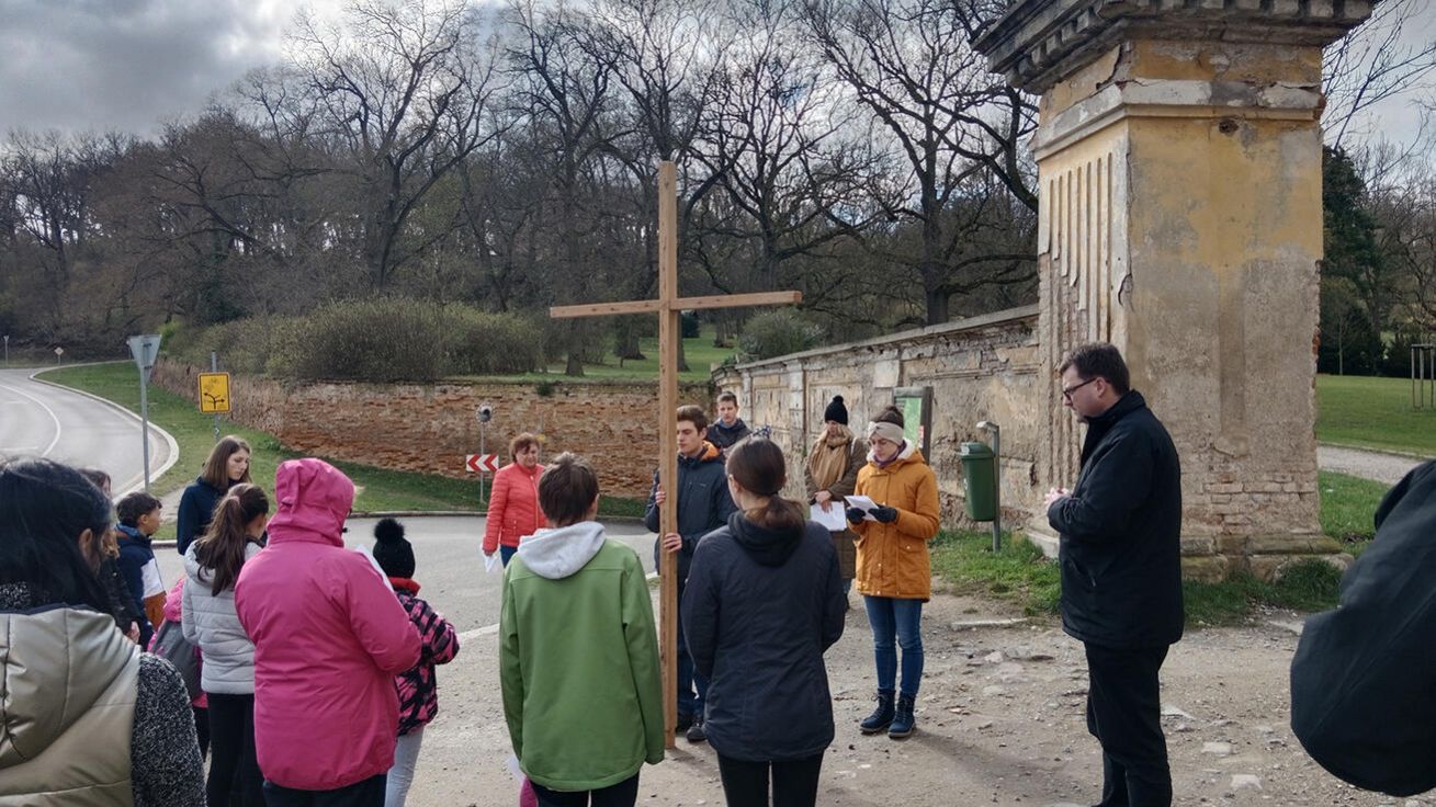 image:Image Společně věřící každoročně putují o Květné neděli na Křižák nad Moravským Krumlovem.