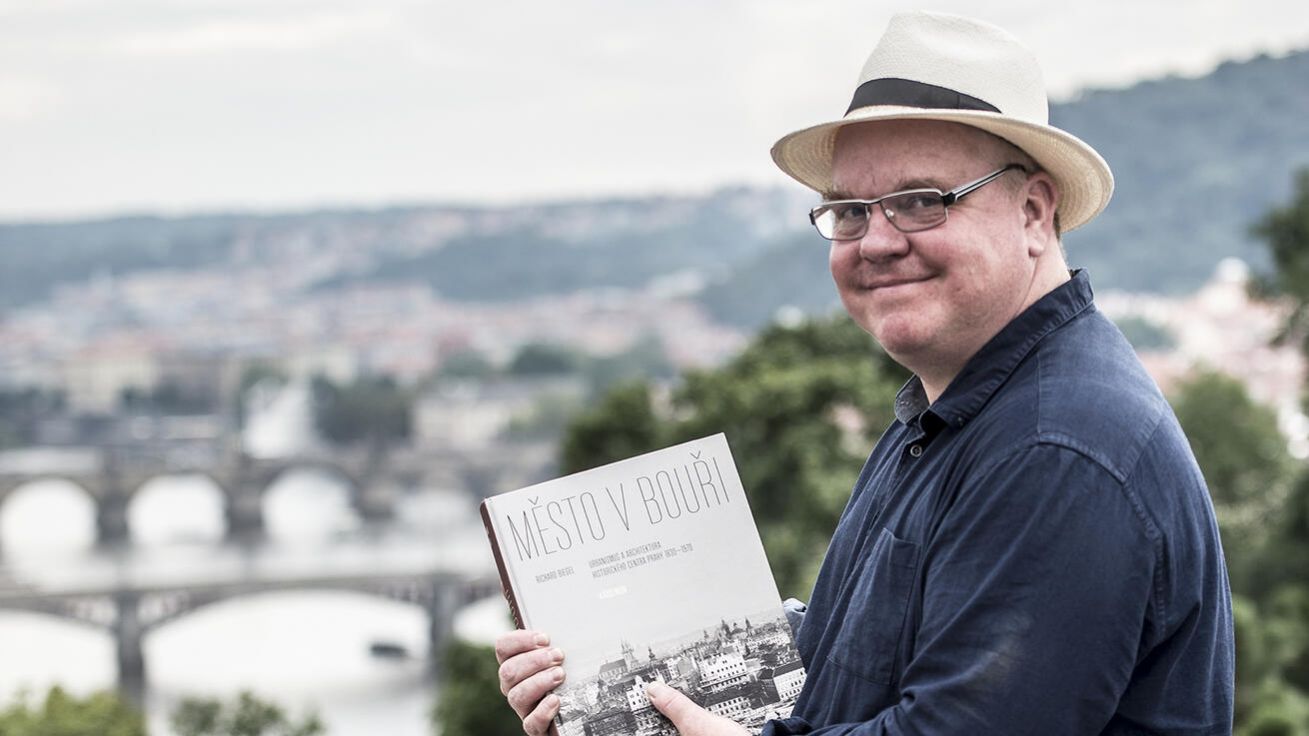 image:Image „Praha měla štěstí v tom, že se vždy podařilo ustoupit od radikálních vizí a místo nich hledat určitý smír,“ říká o architektonické podobě hlavního města historik umění Richard Biegel.