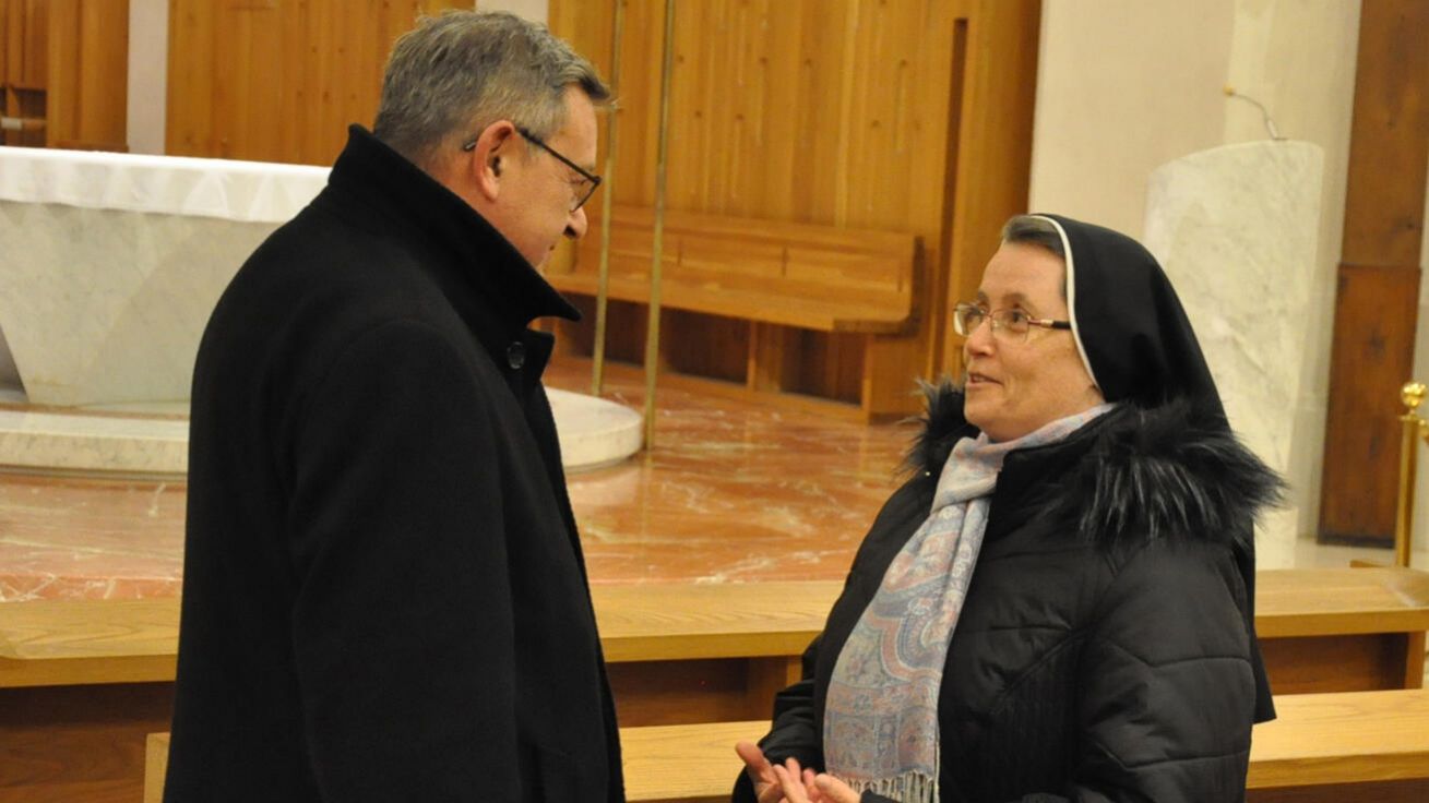 image:Image Na postní téma se zamýšlela i sestra Kinga Vargová CJ ze Štěkně (na snímku s děkanem Zdeňkem Marešem).