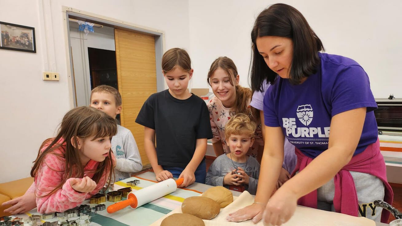 image:Image Ukrajinské děti se pod vedením pracovnice Arcidiecézní charity Praha učí péct.