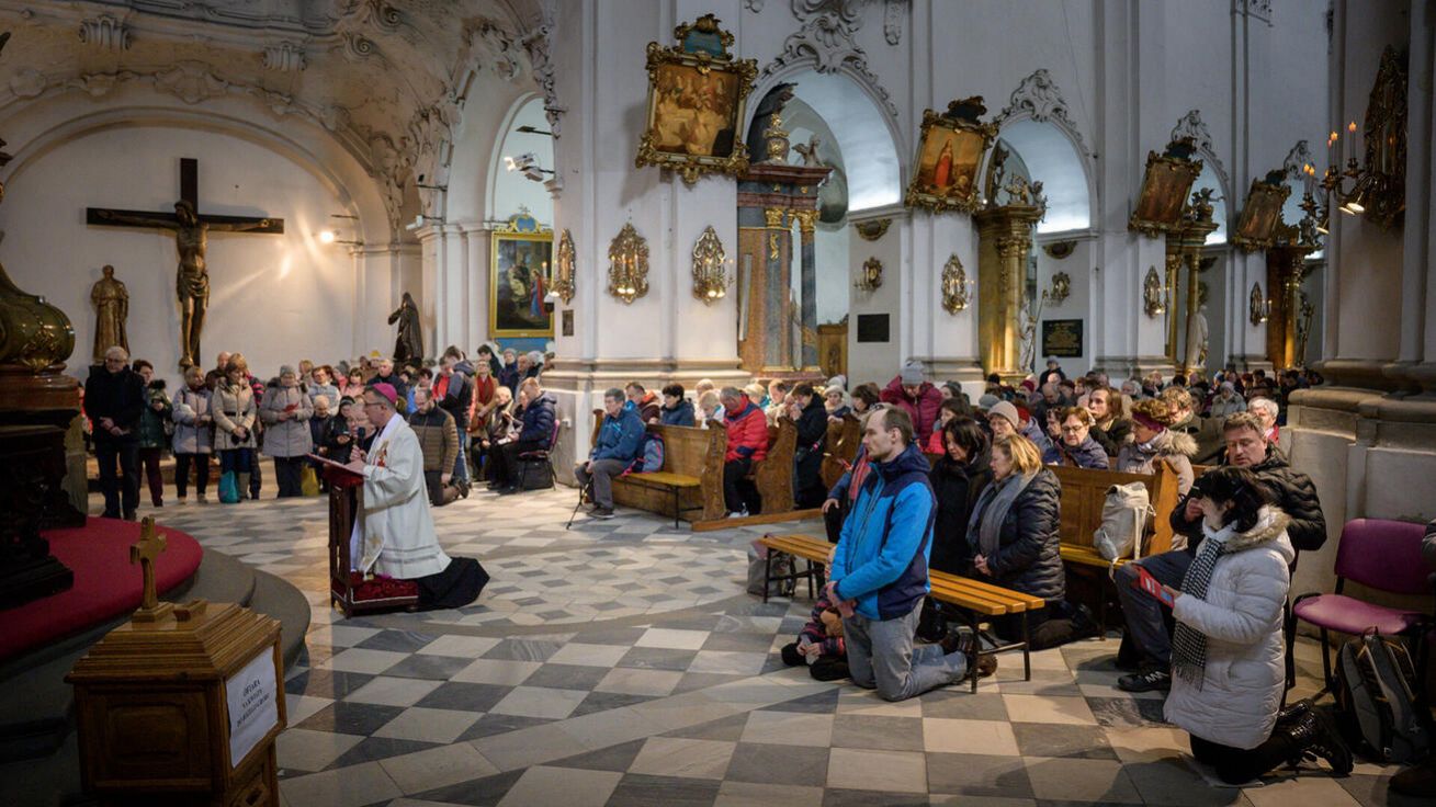 image:Image Poutníci v třebnickém chrámu.