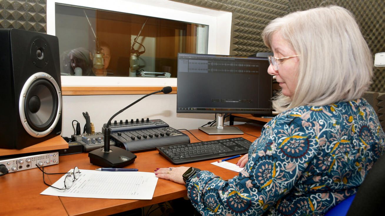 image:Image Časopisy, které profesionálové načtou ve studiu K. E. Macana, dostávají klienti třikrát měsíčně.