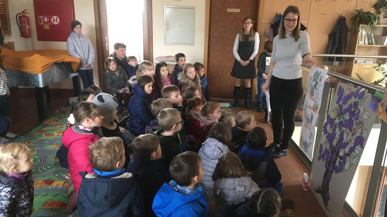 image:Image Paralelní dětská katecheze pomůže i nejmenším prožít mši svatou. V pražských Stodůlkách během ní vytvářejí v postním období například strom, na který děti lepí lístky symbolizující jejich dobré skutky.
