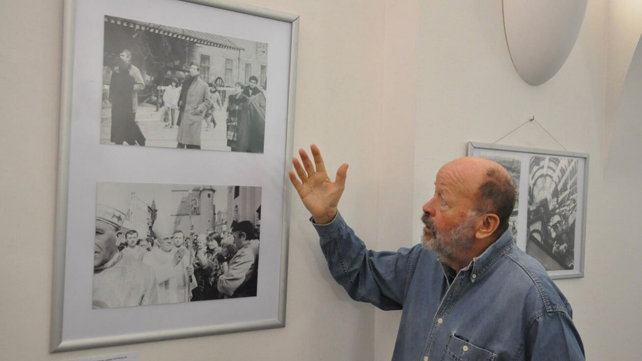 image:Image Jaroslav Sýbek vzpomíná na setkání s princem Charlesem i kardinálem Miloslavem Vlkem, které fotografoval počátkem 90. let při svém působení v ČTK.