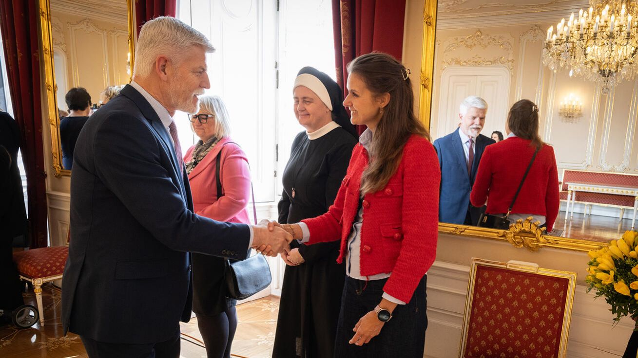 Prezident Petr Pavel s chotí Evou u příležitosti MDŽ přijali na Hradě 19 žen, které jsou úspěšné v různých oborech. Byla mezi nimi i zpěvačka Marie Rottrová, primářka Katarína Vlčková z Cesty domů nebo boromejka Vojtěcha Fialová. „Nikdy by mě nenapadlo, kam až se dostanu s povoláním řádové sestry a kuchařky. Bylo to milé a srdečné,“ popsala pro KT s tím, že každá zde promluvila o své práci. „Došlo i na témata, která dnešní ženy tíží – třeba kvóty či spojení mateřství a profese.“ image:Image Prezident Petr Pavel s chotí Evou u příležitosti MDŽ přijali na Hradě 19 žen, které jsou úspěšné v různých oborech. Byla mezi nimi i zpěvačka Marie Rottrová, primářka Katarína Vlčková z Cesty domů nebo boromejka Vojtěcha Fialová. „Nikdy by mě nenapadlo, kam až se dostanu s povoláním řádové sestry a kuchařky. Bylo to milé a srdečné,“ popsala pro KT s tím, že každá zde promluvila o své práci. „Došlo i na témata, která dnešní ženy tíží – třeba kvóty či spojení mateřství a profese.“