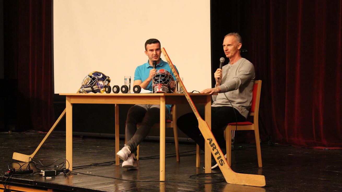 image:Image Brankář Dominik Hašek během debaty.