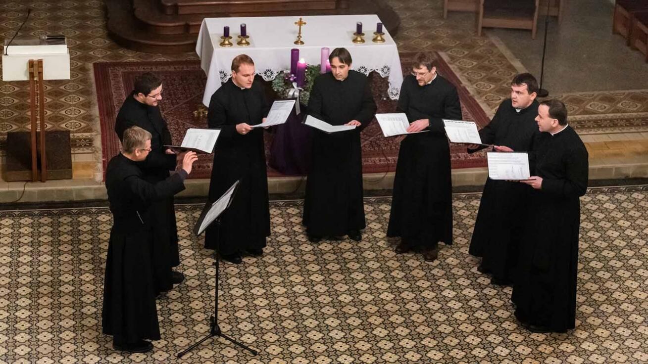 image:Image Kněžská gregoriánská schola je uskupením zpívajících kněží z Moravy a Slezska. Na snímku na adventním koncertě v kostele sv. Mikuláše v Rychalticích.
