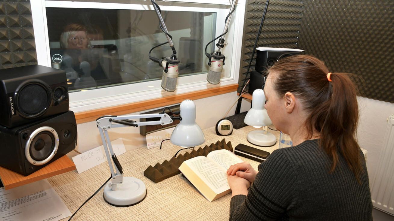 image:Image Část zvukových verzí knih a časopisů vzniká v nahrávacím studiu v centru Prahy.
