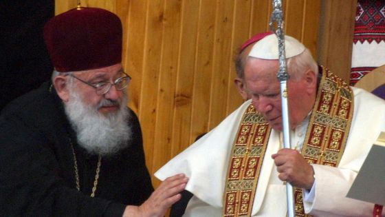 image:Image Kardinál Lubomyr Huzar přijal v roce 1996 od papeže Jana Pavla II. potvrzení svého biskupského svěcení a v roce 2001 také kardinálskou hodnost (na snímku).