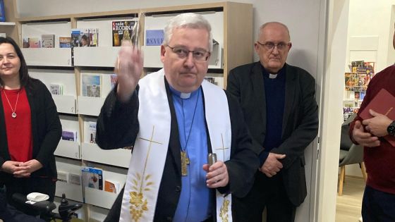 image:Image Minulý čtvrtek požehnal biskup Pavel Konzbul rozšířené prostory knihovny.