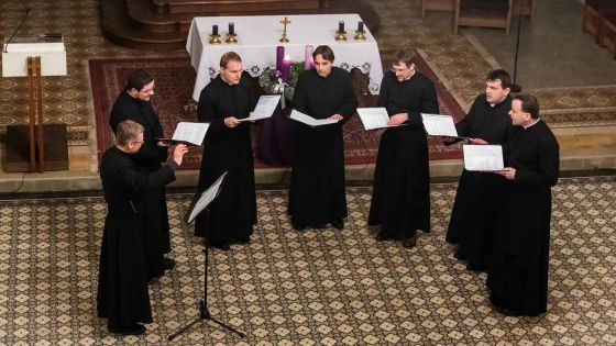 image:Image Kněžská gregoriánská schola je uskupením zpívajících kněží z Moravy a Slezska. Na snímku na adventním koncertě v kostele sv. Mikuláše v Rychalticích.