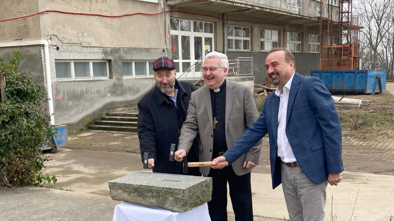 image:Image Poklepání základního kamene odstartovalo přístavbu školy.