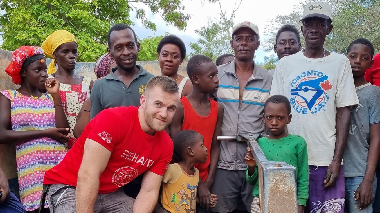 image:Image Technik Milan Petřík při inspekci studny ve vesnici Bebe. O vrty Praga-Haiti stále pečuje při inspekních cestách, ale také prostřednictvím místních spolupracovníků. 