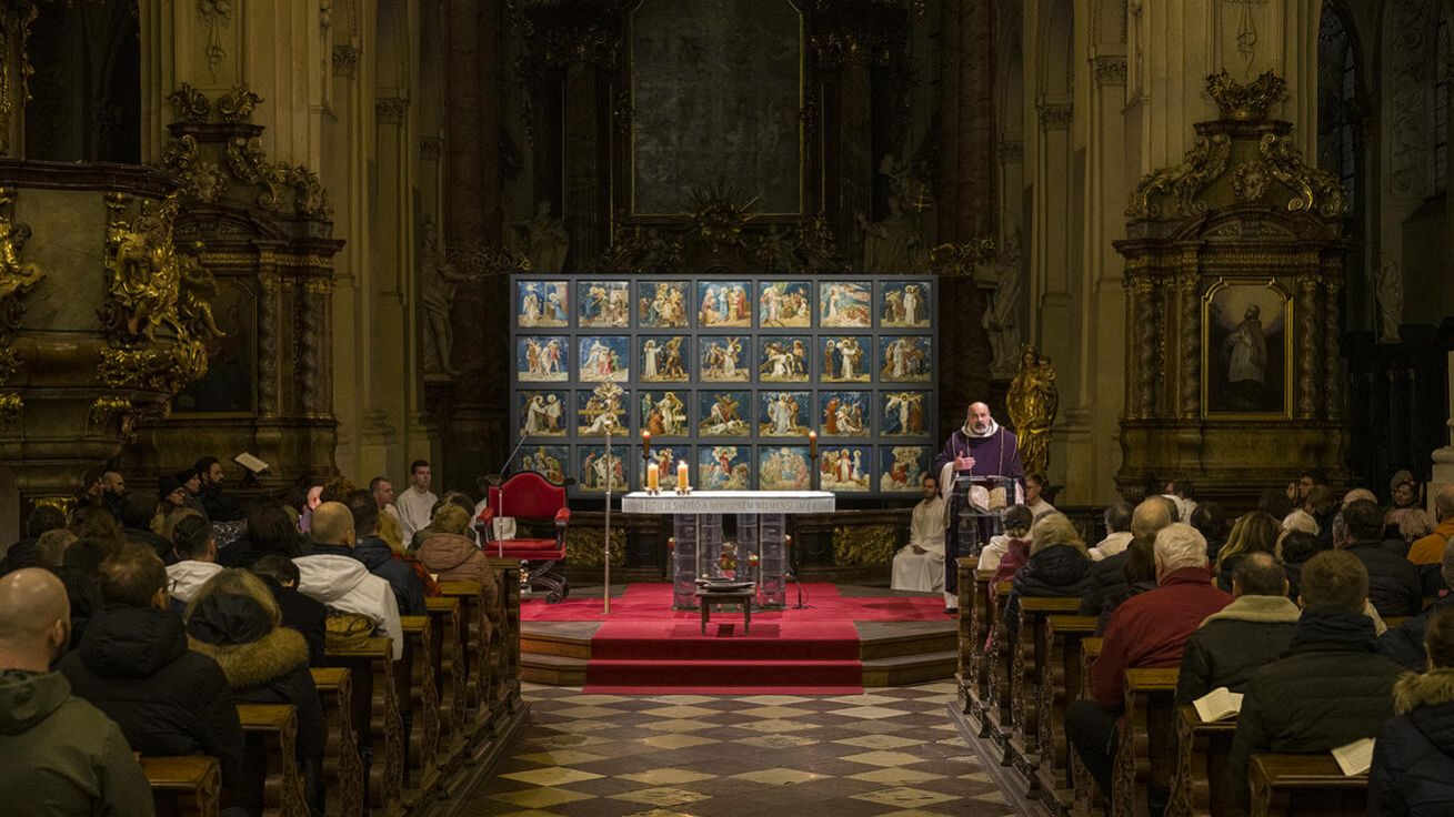 image:Image „Ikonostas“ s křížovou cestou je nasvícený, aby v barokním presbytáři ostře vynikl.
