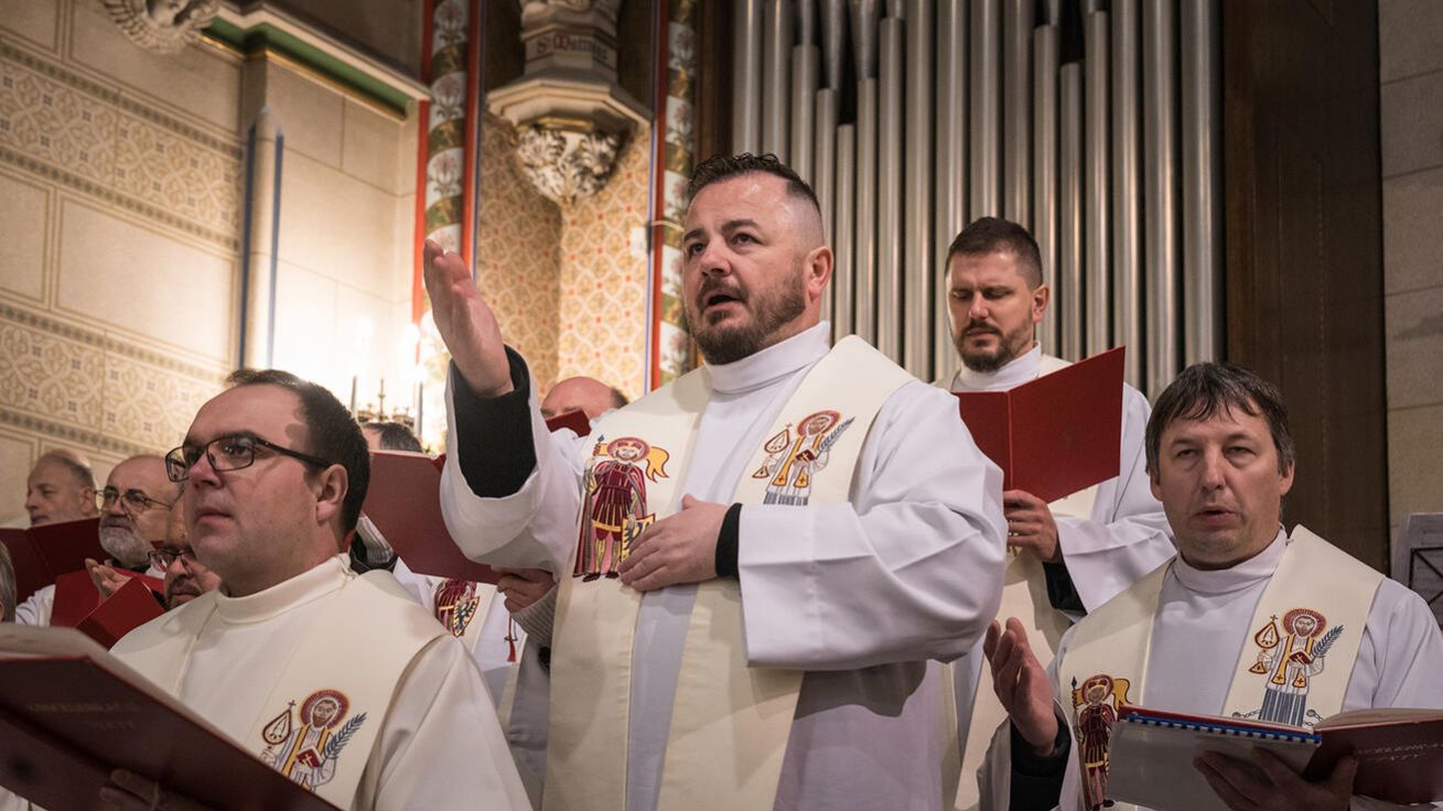 image:Image Kněžská schola doprovází významné momenty života arcidiecéze.