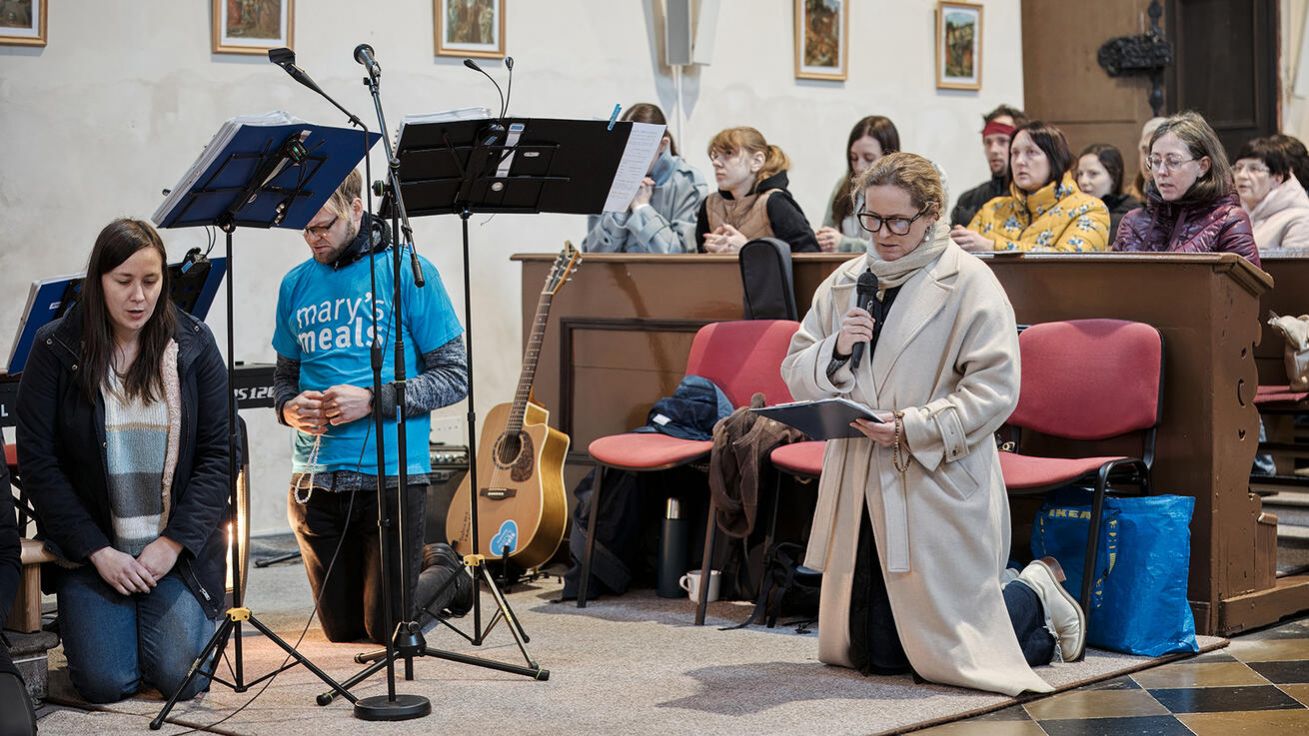 image:Image Věřící zaplnili kostel Všech svatých v Plzni-Roudné, aby při modlitbě svěřili Panně Marii válkou sužované země.