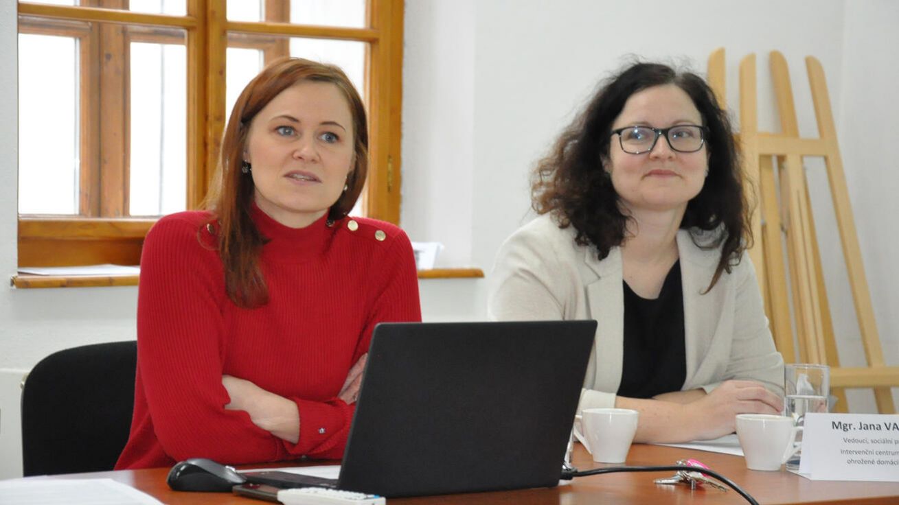image:Image Pomoc obětem domácího násilí představily zaměstnankyně diecézní Charity Veronika Rybáčková (vlevo) a Jana Vasková.