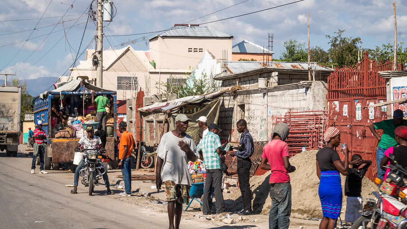 image:Image Velká část života Haiťanů se odehrává na ulici. Na snímku ve městě Gonaives. 
