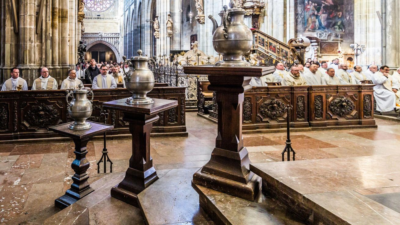 Nádoby s olejem katechumenů, nemocných a křižma stojí v centru bohoslužby. image:Image Nádoby s olejem katechumenů, nemocných a křižma stojí v centru bohoslužby.