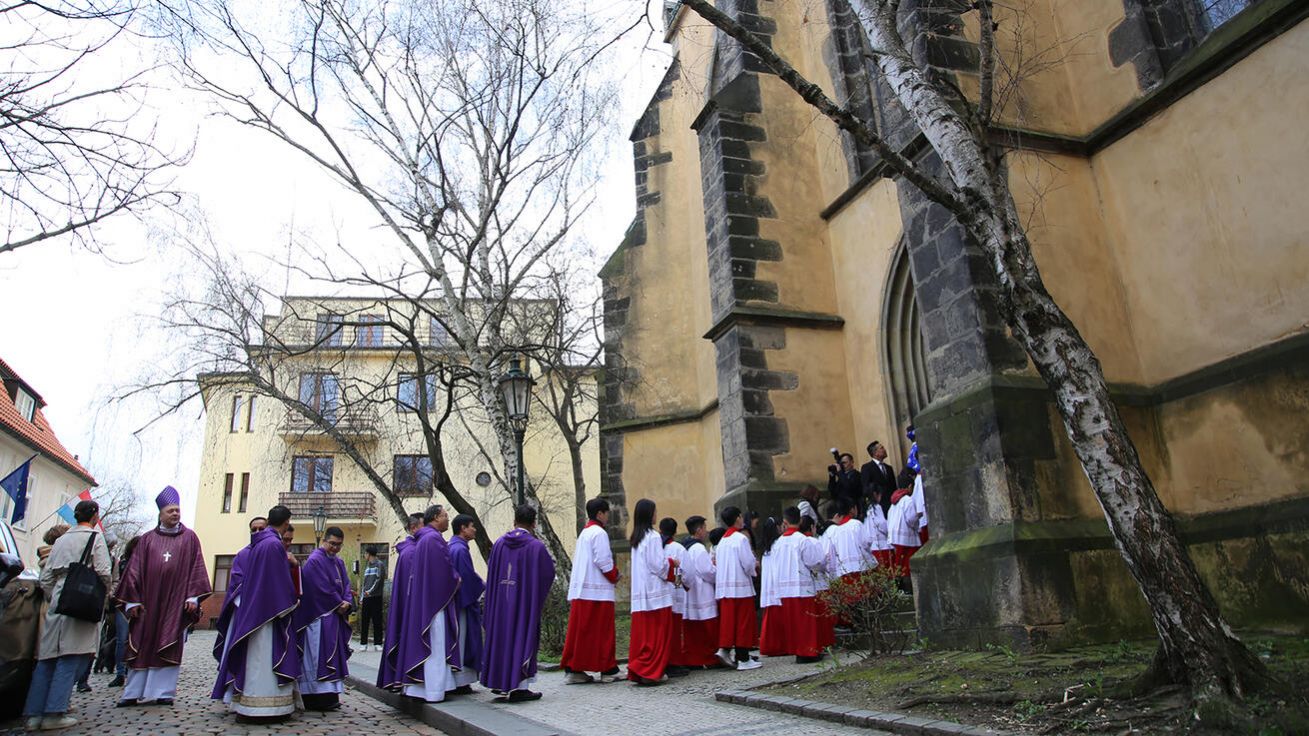 image:Image Liturgický průvod do kostela sv. Apolináře