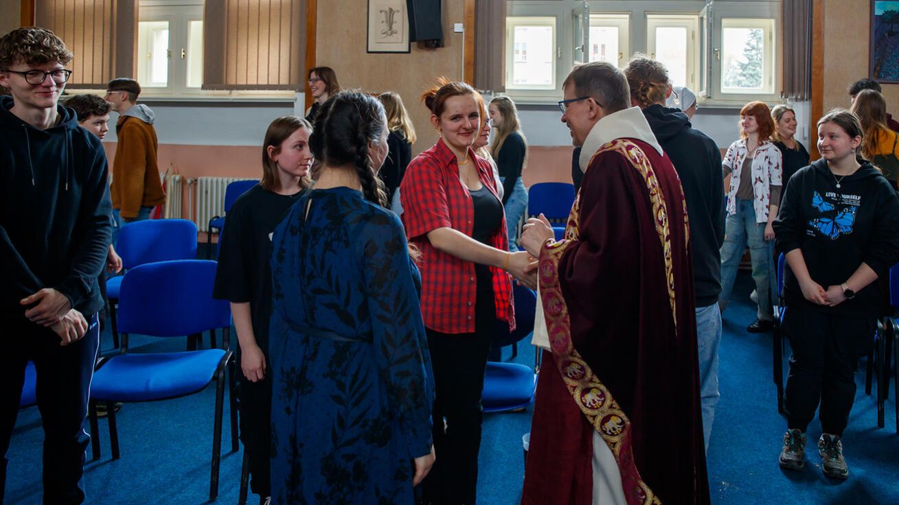 image:Image Mladí lidé se setkali s biskupem Tomášem Holubem, povzbudili se ve víře a poznali své vrstevníky napříč plzeňskou diecézí.