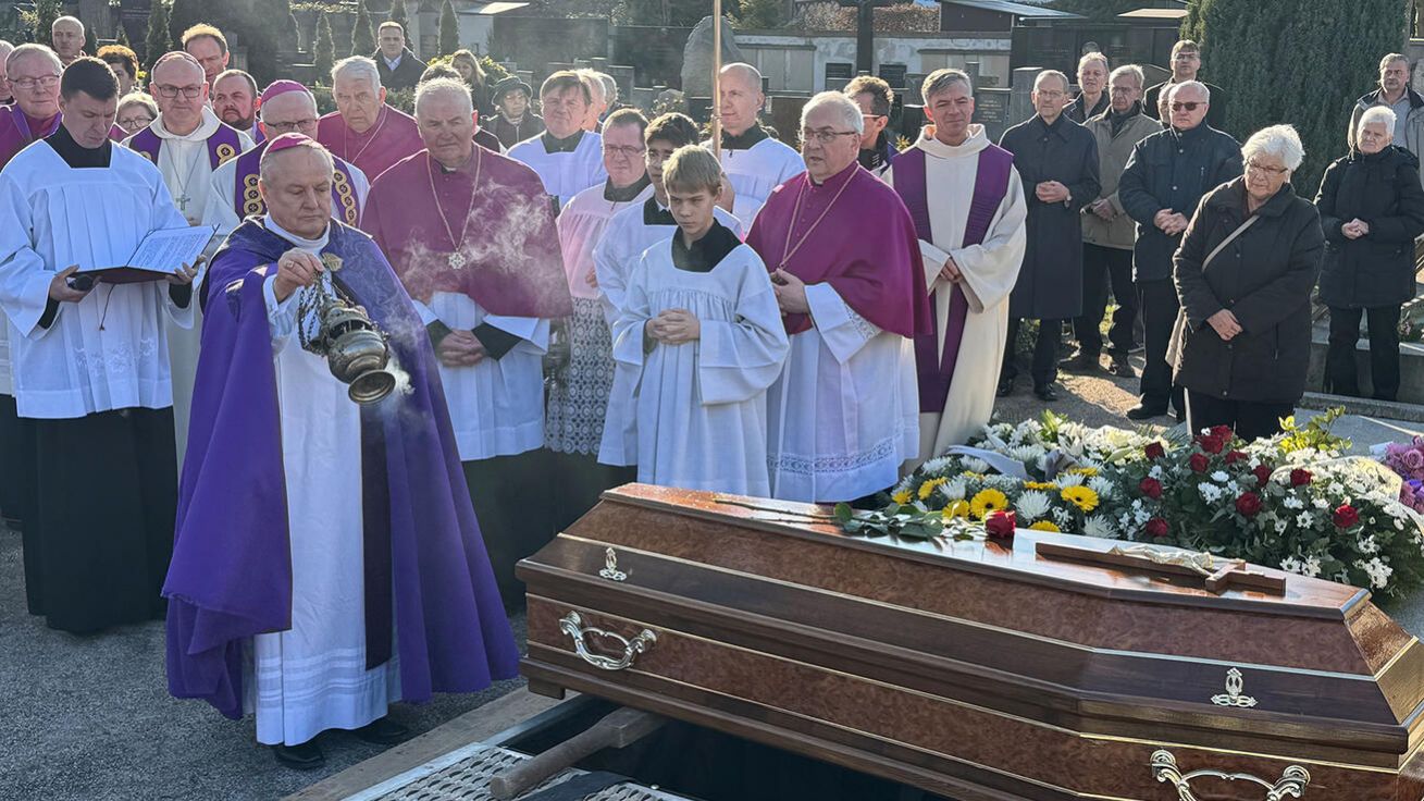 image:Image Pohřební obřady v katedrále i na hřbitově vedl královéhradecký biskup Jan Vokál.