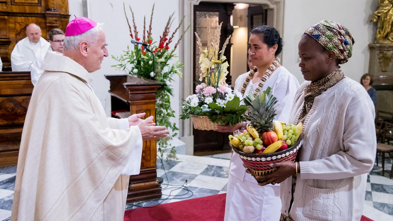 image:Image Misionářky při jednom ze setkání s biskupem Vojtěchem Cikrlem.