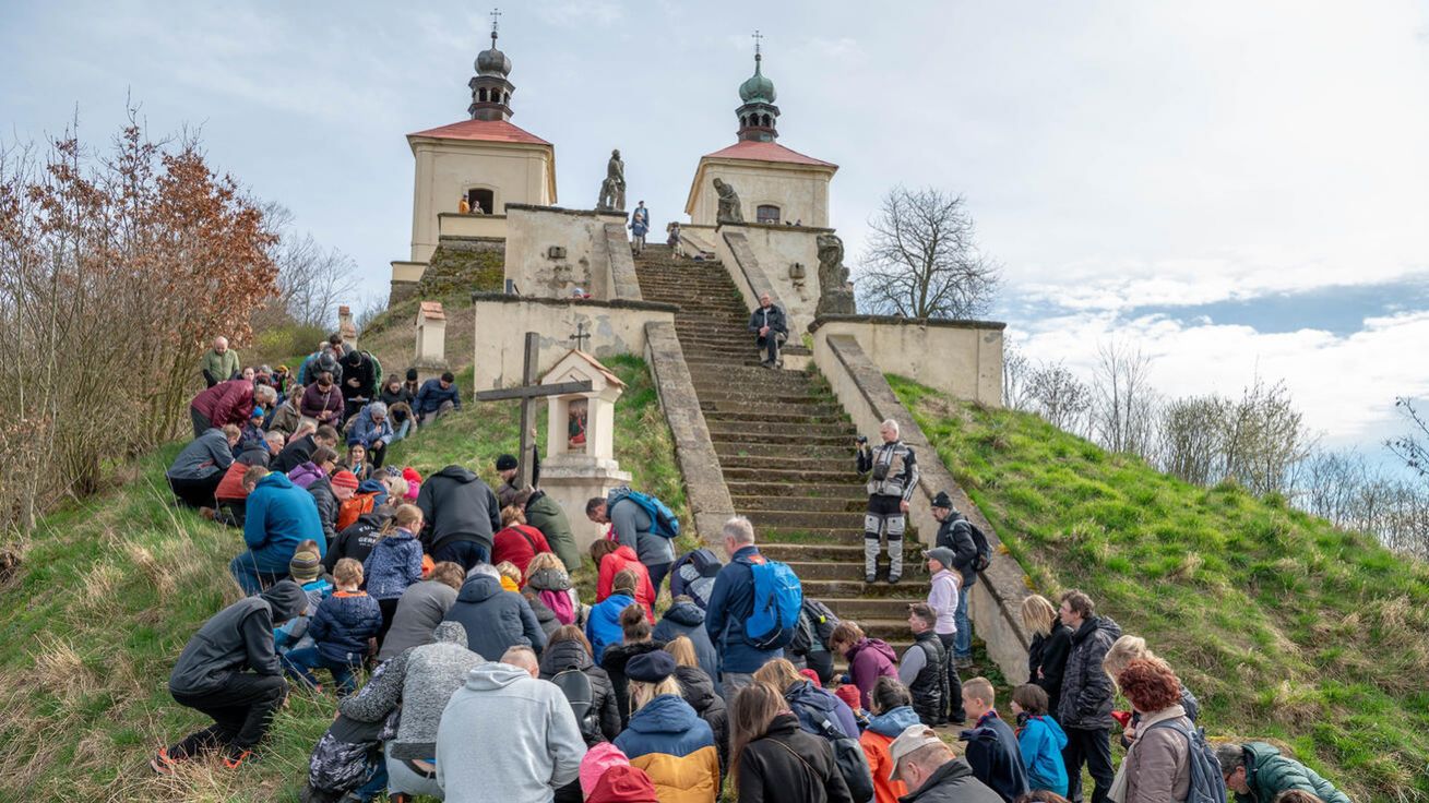 image:Image Vedením křížové cesty v Ostrém u Úštěka na Velký pátek nový biskup navazuje na tradici svého předchůdce. Pobožnost je vždy hojně navštěvována.