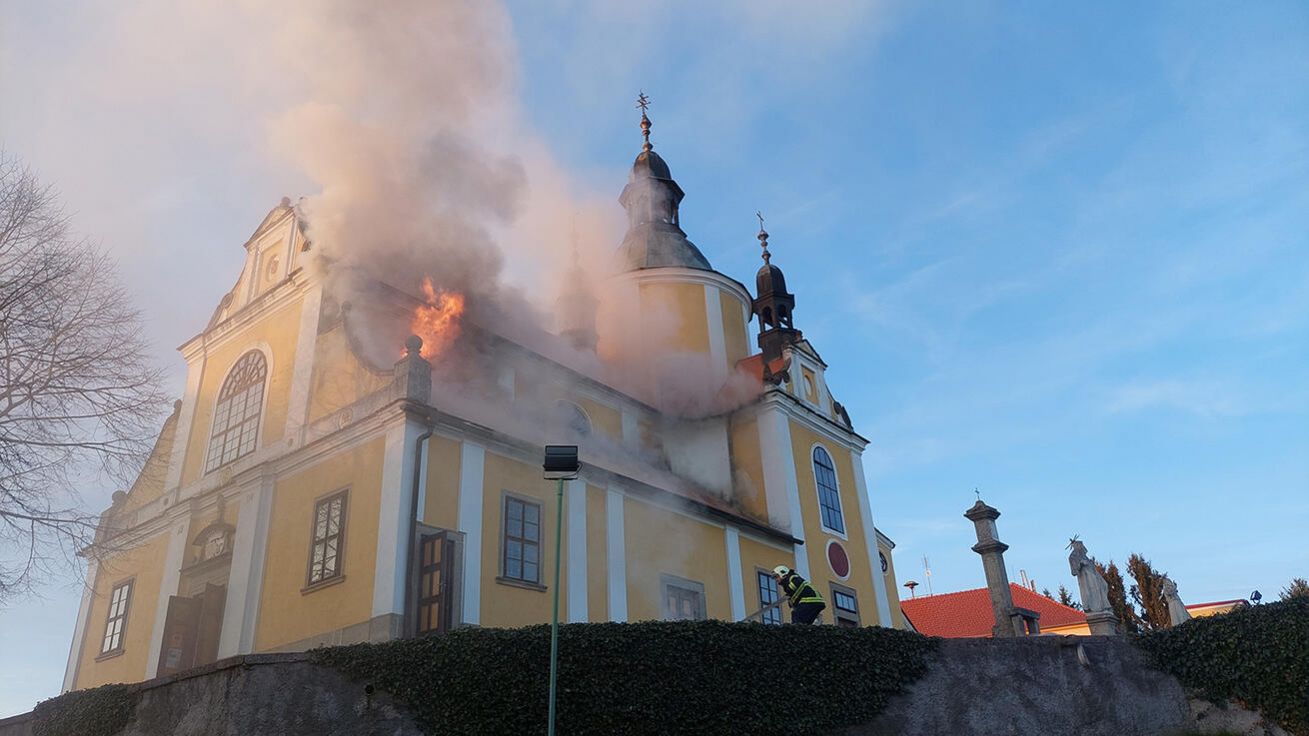image:Image Požár poškodil velkou část kostela.