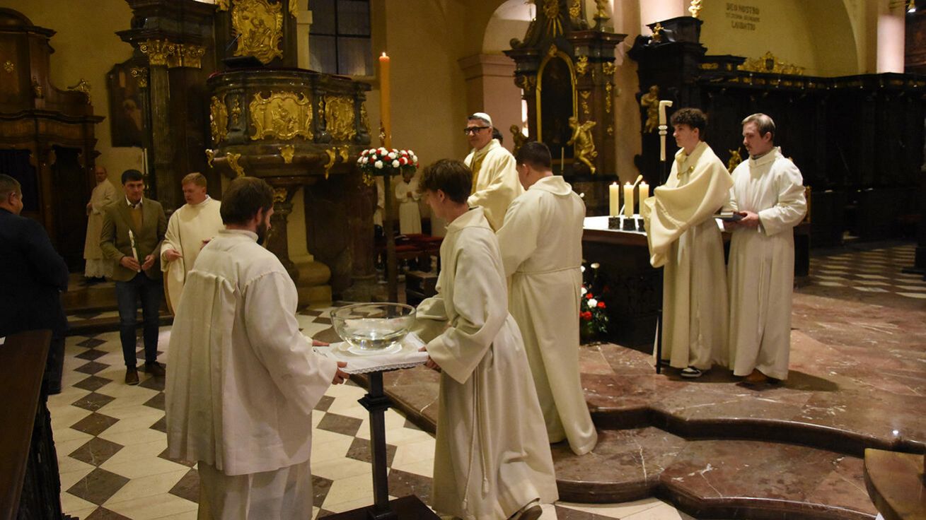 image:Image Příprava na křest dospělých při velikonončí vigilii. 
