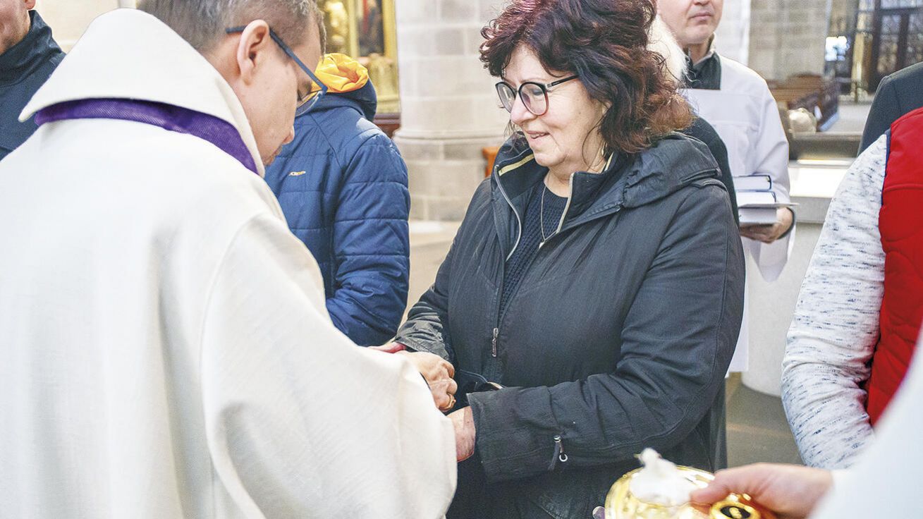 image:Image Biskup Tomáš Holub maže olejem Jaroslavu Kreuzbergovou při obřadu Effatha.