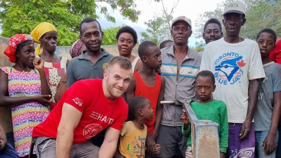 image:Image Technik Milan Petřík při inspekci studny ve vesnici Bebe. O vrty Praga-Haiti stále pečuje při inspekních cestách, ale také prostřednictvím místních spolupracovníků. 