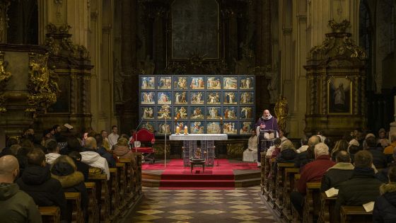 image:Image „Ikonostas“ s křížovou cestou je nasvícený, aby v barokním presbytáři ostře vynikl.