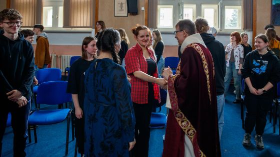 image:Image Mladí lidé se setkali s biskupem Tomášem Holubem, povzbudili se ve víře a poznali své vrstevníky napříč plzeňskou diecézí.